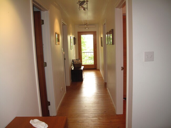 Building Photo - 402 Forest Beach Rd