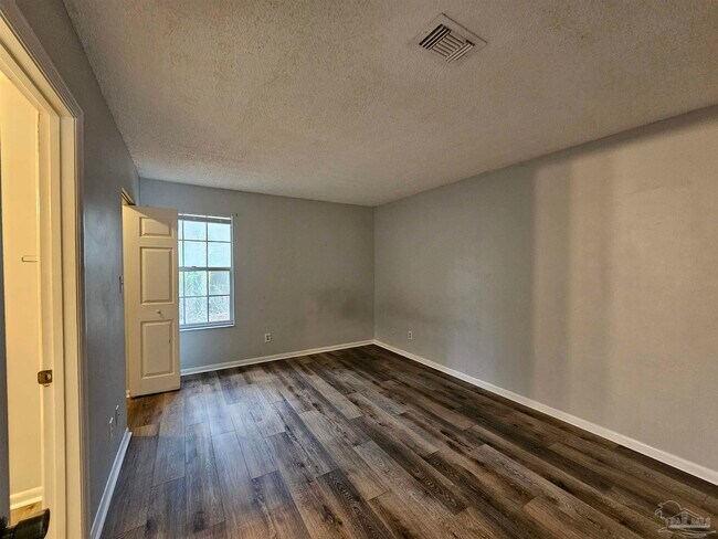 Building Photo - 6288 Hamilton Bridge Rd