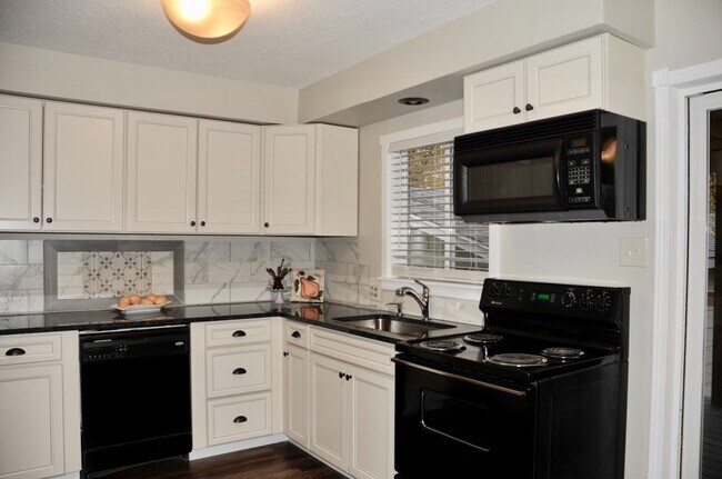 Building Photo - Sanders Beach: 5 bed 2 bath (split level) 4 car garage