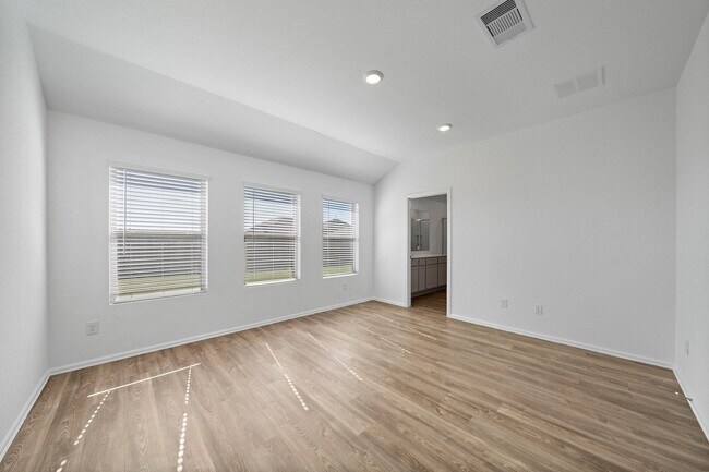 Building Photo - 5010 Lavaridge Dr