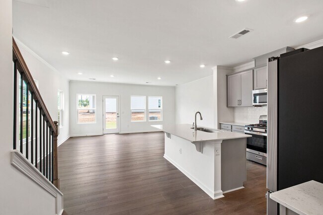 Building Photo - Spacious End-Unit 3-Bedroom Townhome in Pr...