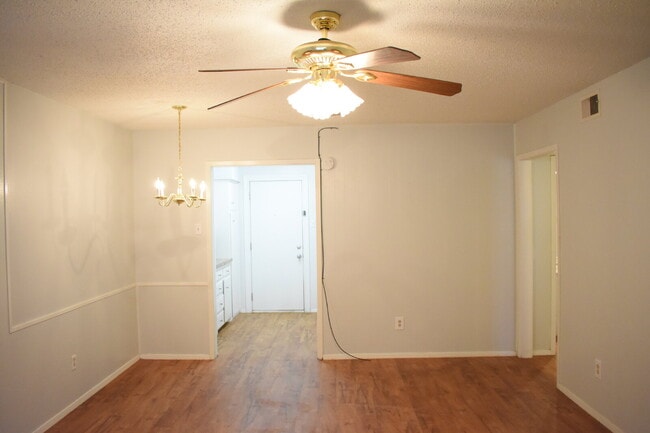Building Photo - Updated Duplex in a Wonderful Central Loca...