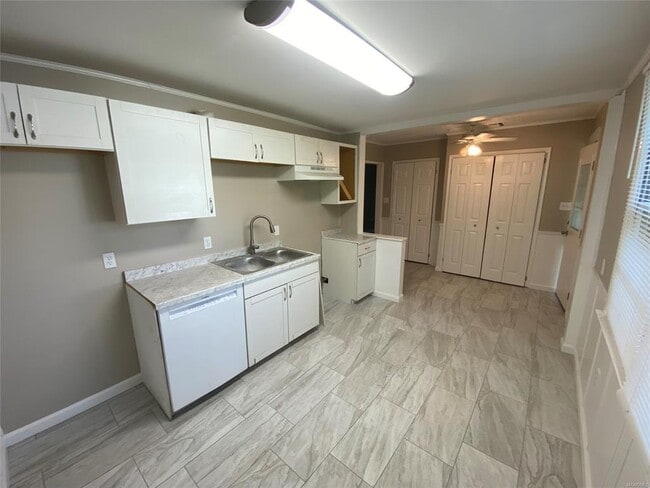Building Photo - 3540 Farwood Dr
