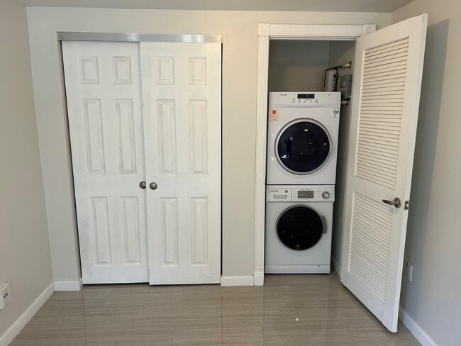 Building Photo - 112 NE 5th St