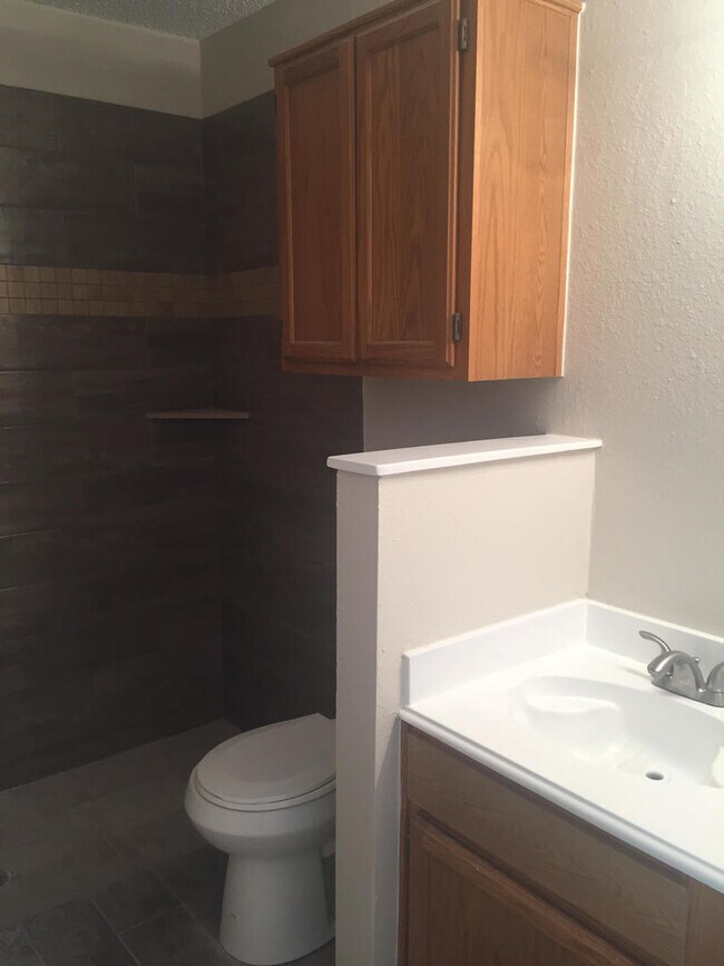 Building Photo - Spacious 3 Bedroom 2 Bath Half of Duplex A...