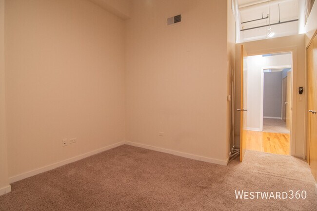 Building Photo - 1224 W Van Buren St