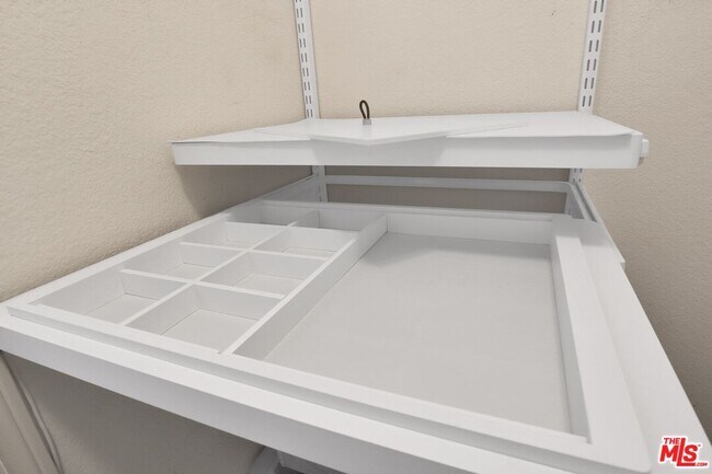Building Photo - 2308 Schader Dr
