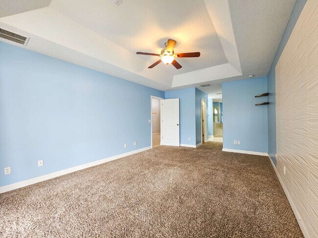 Building Photo - Waterfront Pool Home in Desirable Sunset Lakes