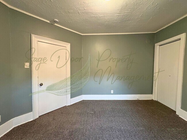 Building Photo - AVAILABLE NOW!!!!!