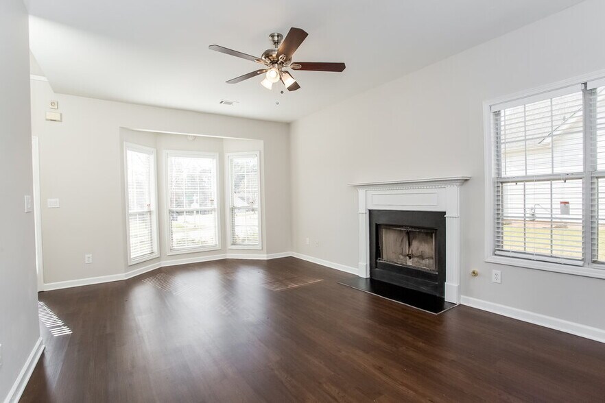 Building Photo - 5175 Yellow Pine Dr