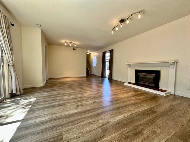 Building Photo - Spacious 3 Bed 2.5 Bath Walnut Creek Townhome - Commuter's Dream!