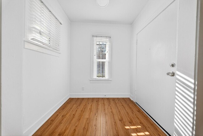Interior Photo - 5225 De Longpre Ave