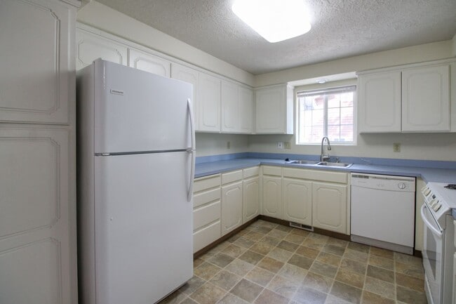 Building Photo - 3200 Lorian Ln SE