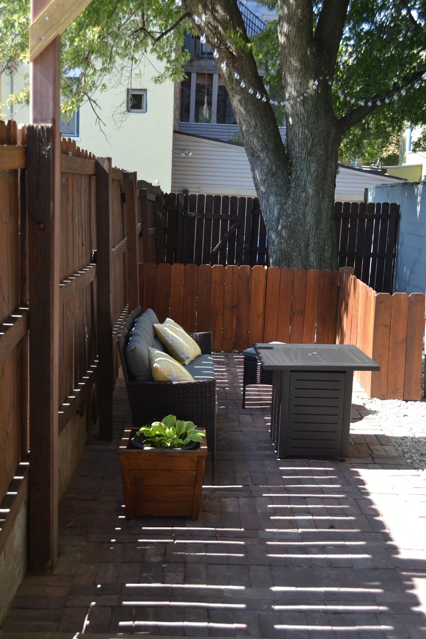 Fenced courtyard - 1619 Mansfield St