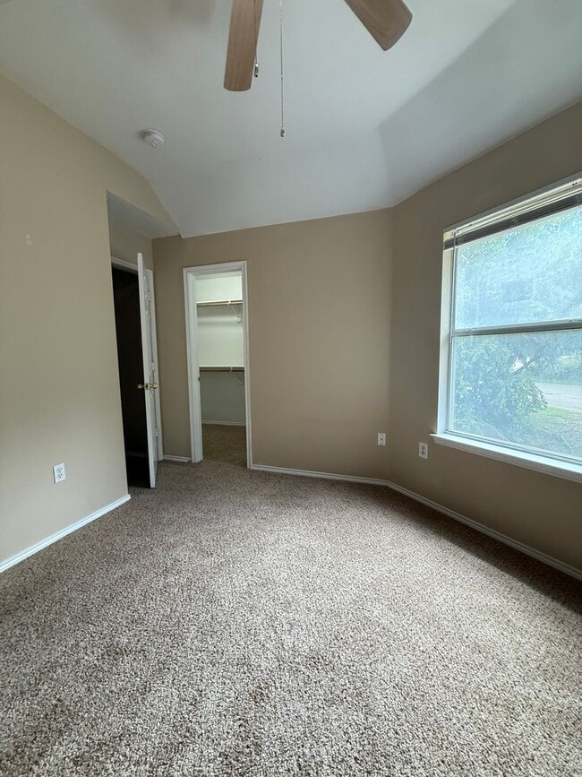 Building Photo - 3/2.5/2 2 STORY - Great Location near Main St