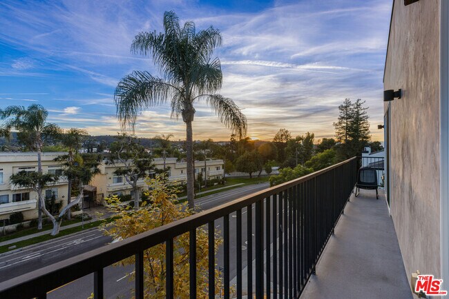 Building Photo - 4806 Sylmar Ave