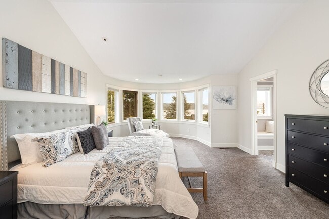 Building Photo - Beautiful Bellevue home with a View!