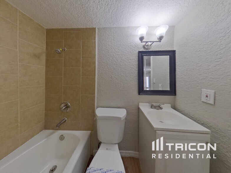 Building Photo - 4011 Palm Dr