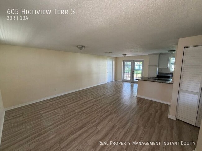 Building Photo - 605 Highview Terrace S