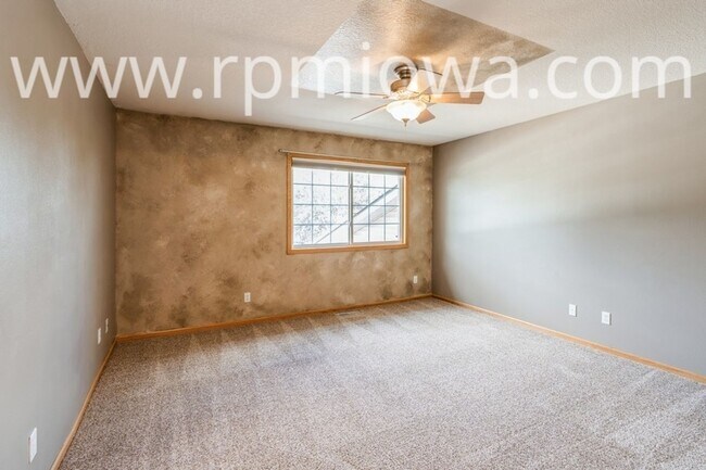 Building Photo - UPDATED TOWNHOME!! 2 Bedroom, 2.5 Bath in Ankeny