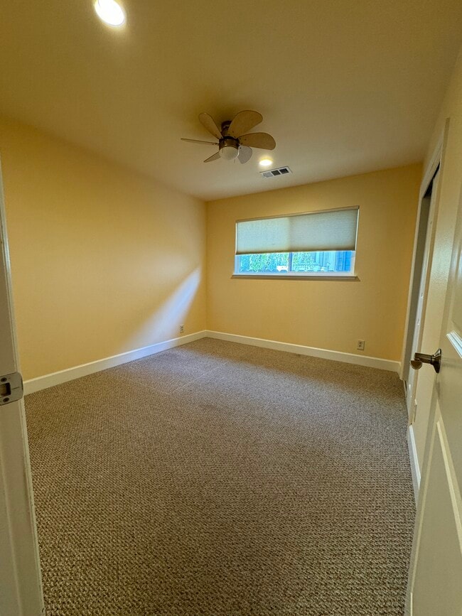 Building Photo - 6003 Prospect Rd