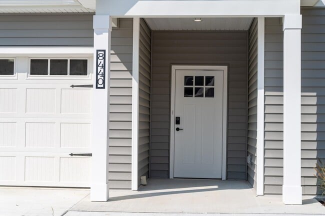 Building Photo - 8456 Oak Shade Ct