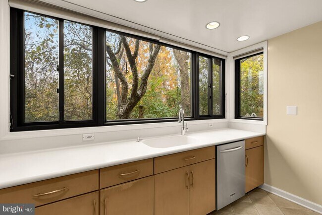 Building Photo - 1434 Kirby Rd