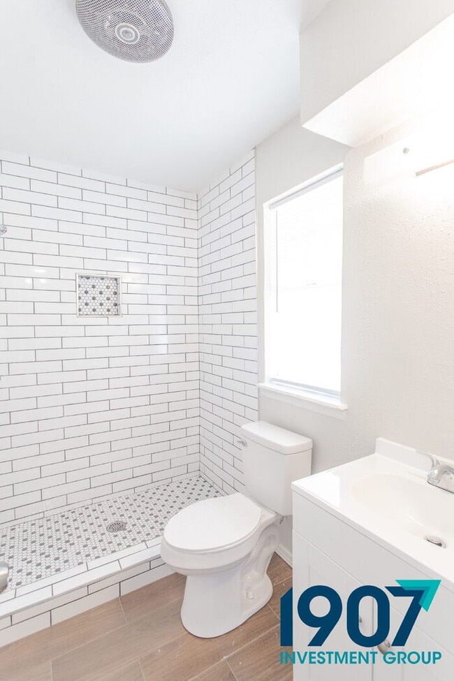 Building Photo - Stunning, Fully Remodeled 3-Bed, 2-Bath Ho...