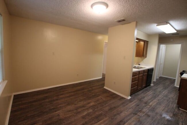 Building Photo - Adorable 3 Bedroom Duplex in Tyler