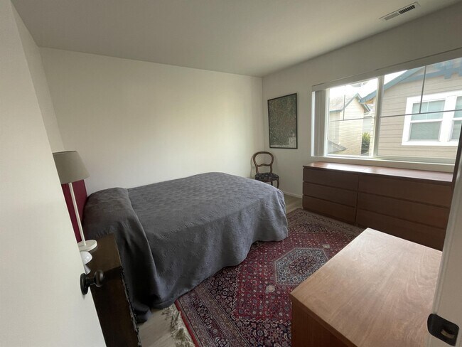 Building Photo - 1635 Hamlet Ln