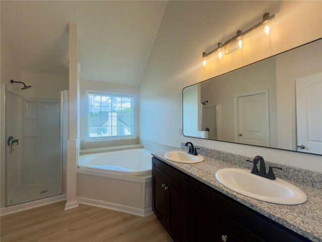 Building Photo - 2770 Austin Ridge Dr NE