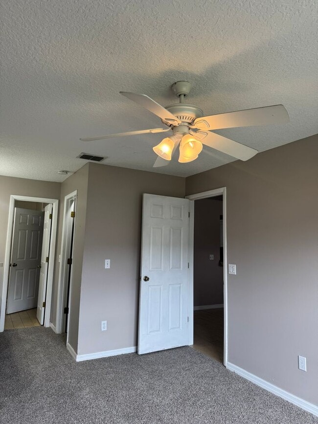 Building Photo - MOVE IN SPECIAL- Cozy 1 Bed/ 1 Bath in King Oak Villas