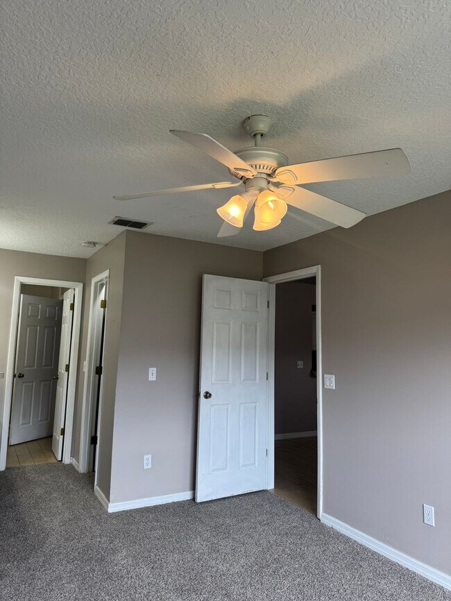 Building Photo - PENDING APPLICATIONS- MOVE IN SPECIAL- Cozy 1 Bed/ 1 Bath in King Oak Villas