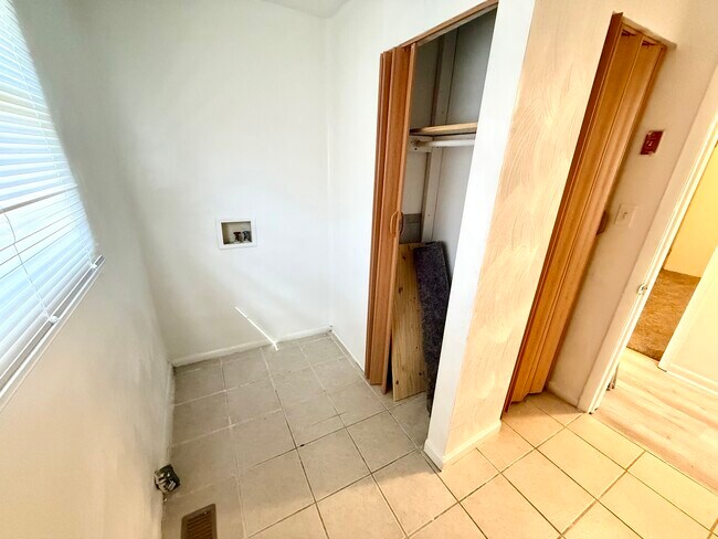 Building Photo - 1724 Selden Ave