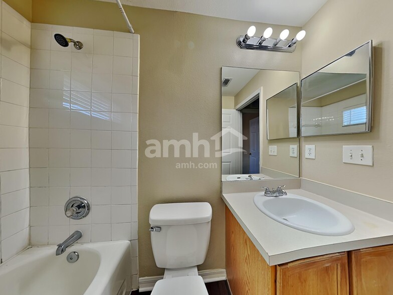 Building Photo - 3144 Summer House Dr