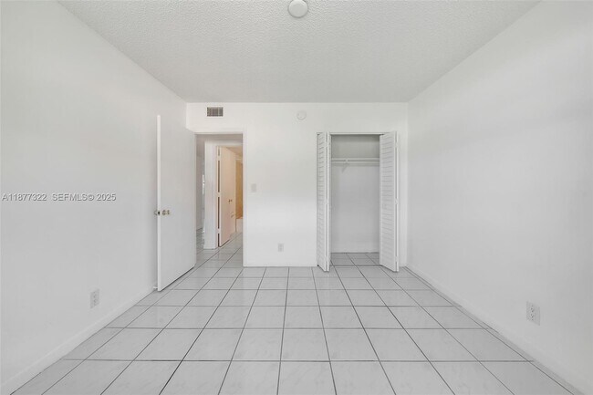 Building Photo - 751 Pine Dr