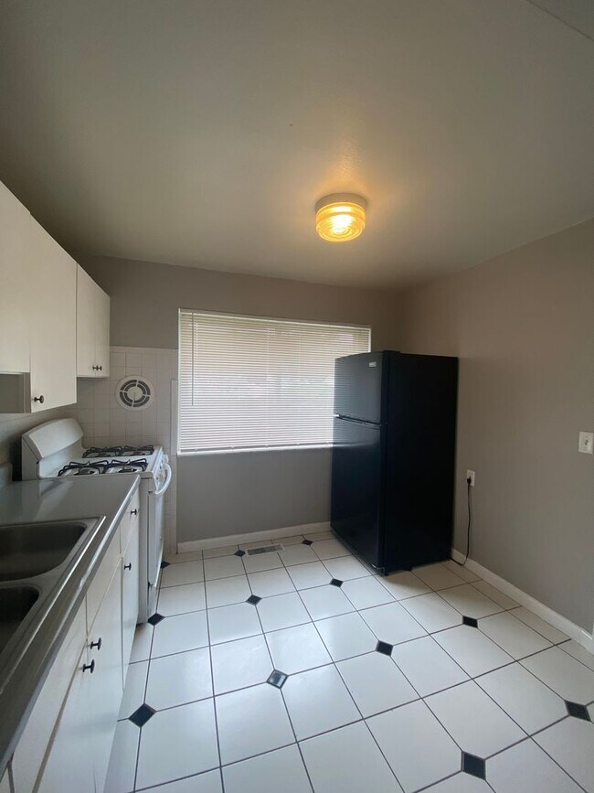 Building Photo - Updated 2 Bed 1 Bath in Florissant