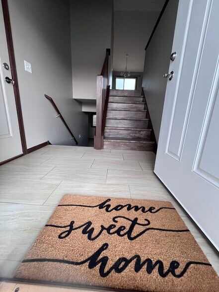 Entry - 5445 Florence Dr NW