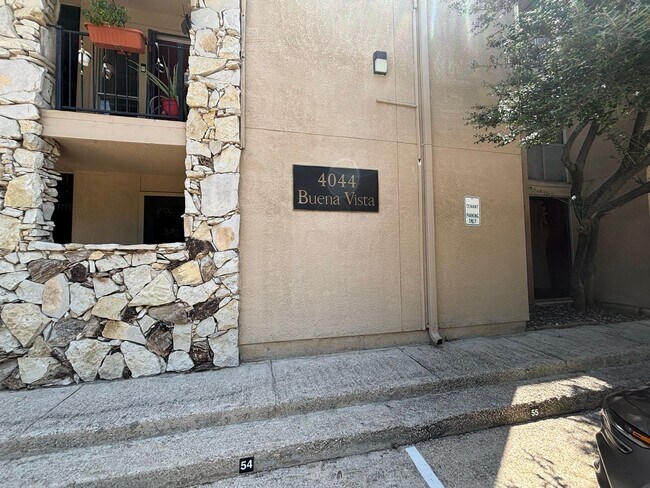 Building Photo - Great Location!