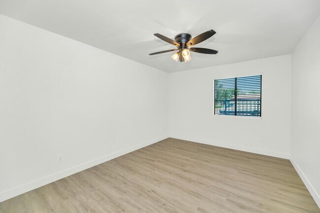 Building Photo - Ground-Floor 1-Bed Condo with Access to Co...