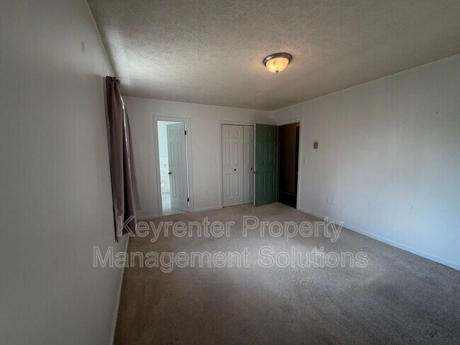 Building Photo - 907 Ladd Rd