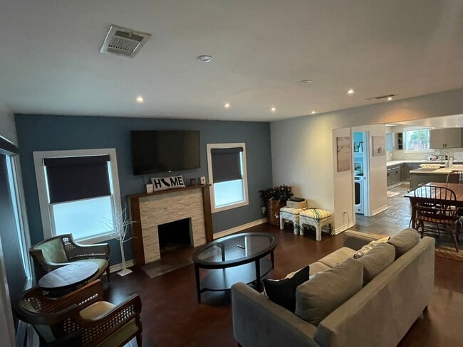 Building Photo - Charming 3 bedroom 3.5 bathroom in North Park