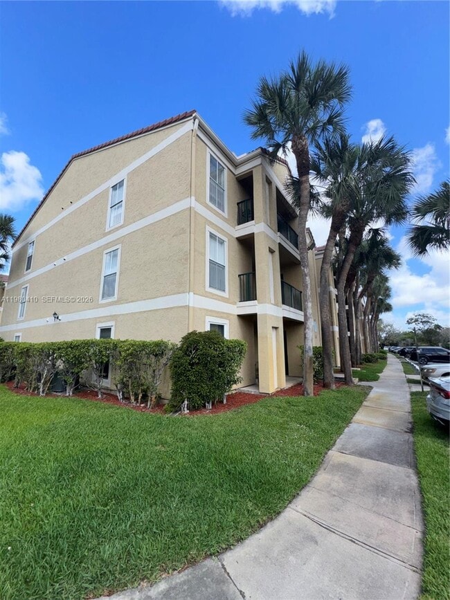 Building Photo - 733 Riverside Dr