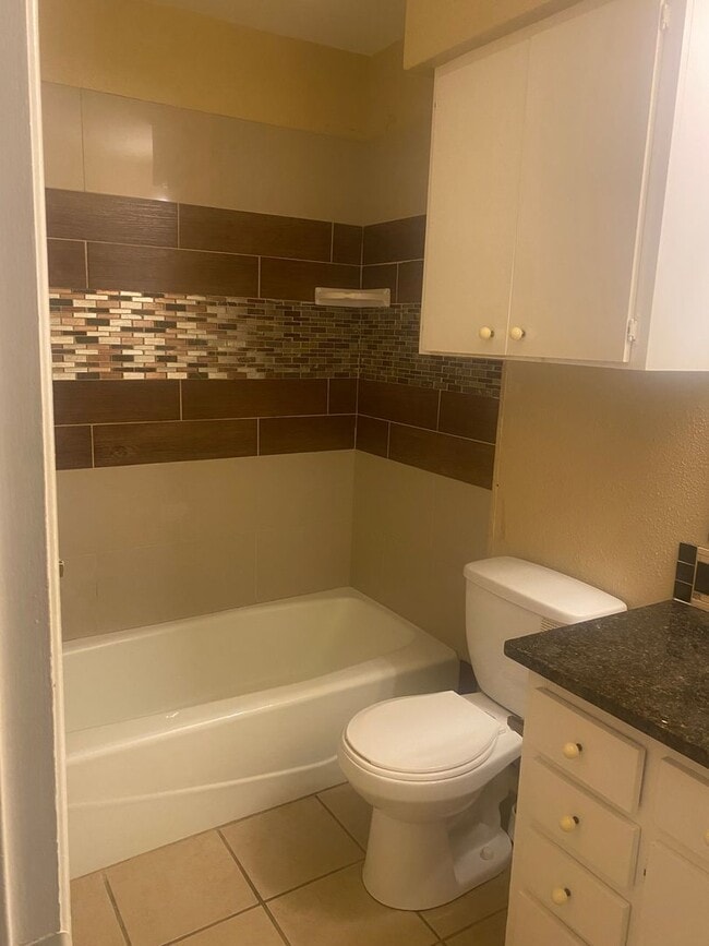 Building Photo - LAW SCHOOL SPECIAL - 1BD PLUS STUDY / 2BD/1BA