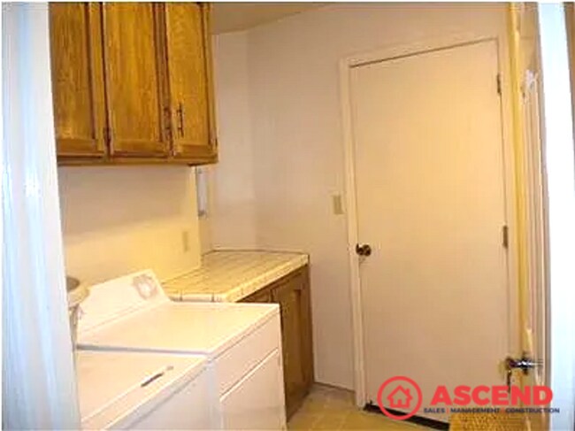 Building Photo - Cozy 3BD/2BA Home in Bakersfield's 93308 — Fireplace & Pets Welcome!