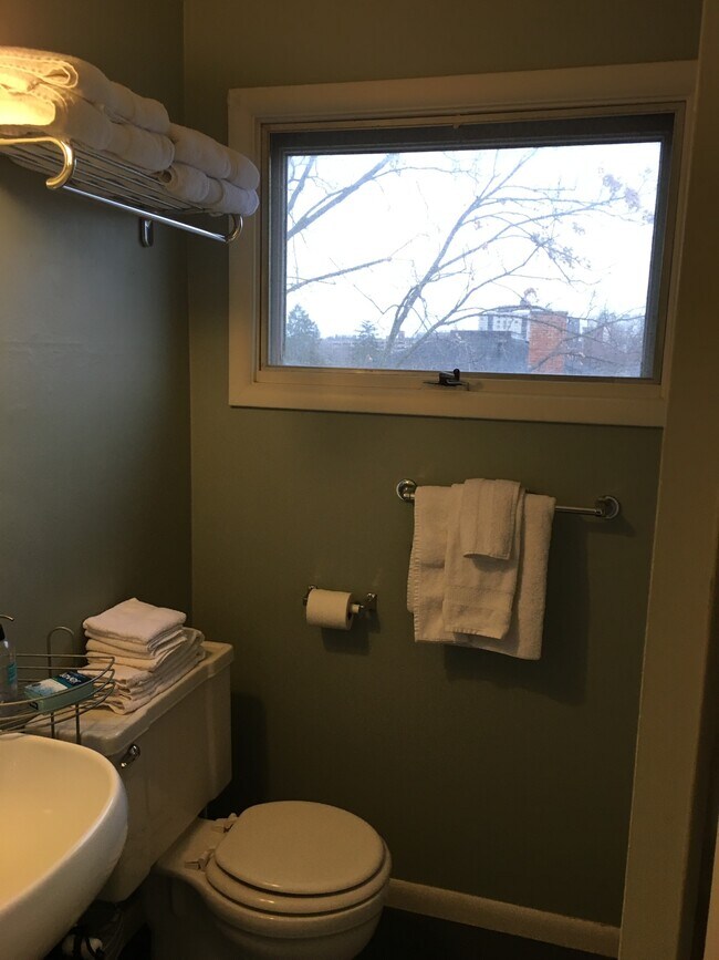 Building Photo - 717 W Huron St