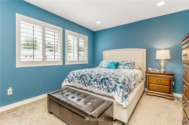 Building Photo - Beautiful Snoqualmie home available for mo...