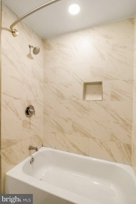 Building Photo - 1149 Summit St NE