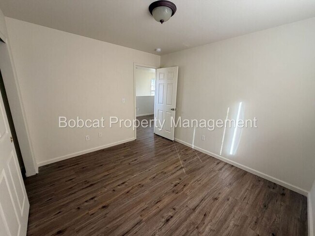 Building Photo - 1272 Woodside Dr