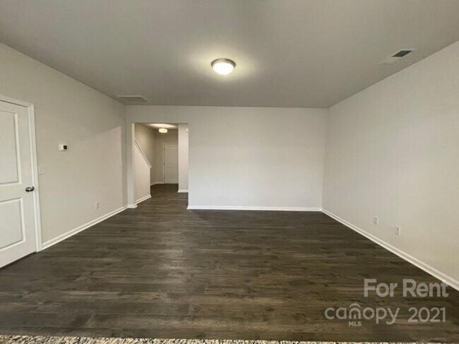 Building Photo - 3 Bedroom Townhome with 1 Car Garage!